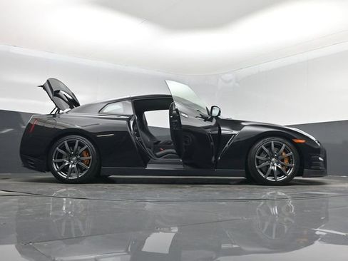 Used 2012 Nissan GT-R Premium image 7