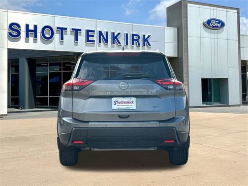 Used 2024 Nissan Rogue SV w/ SV Premium Package image 7