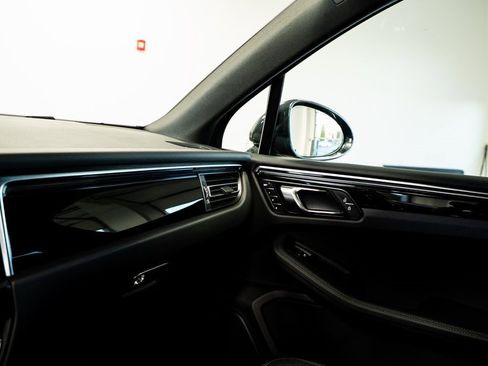 Used 2024 Porsche Macan image 36