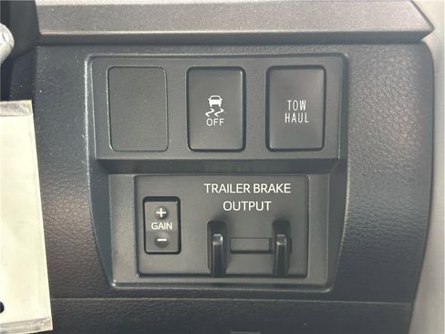 Used 2018 Toyota Tundra SR5 w/ SR5 Upgrade Package AWD/4WD image 28