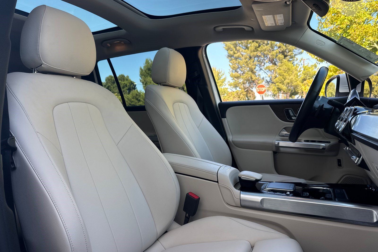 Used 2023 Mercedes-Benz GLB 250 w/ Premium Package image 26