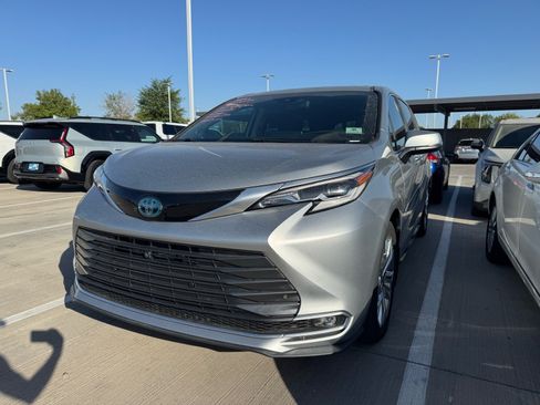 Used 2023 Toyota Sienna Platinum FWD image 2