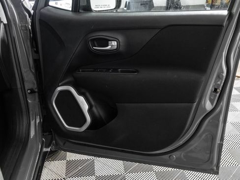 Used 2020 Jeep Renegade Latitude FWD image 39