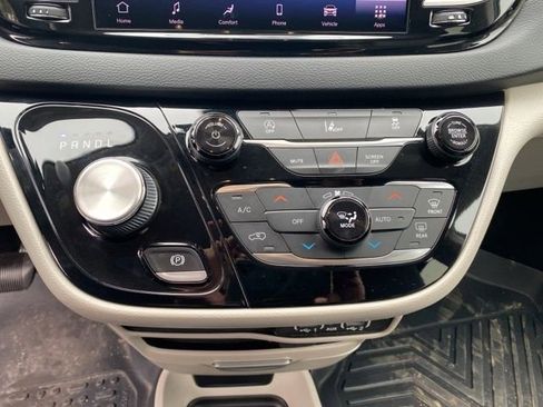Used 2022 Chrysler Pacifica Touring-L image 25