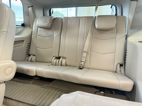 Used 2017 Cadillac Escalade Luxury image 18
