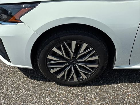 Used 2025 Nissan Altima 2.5 SV AWD/4WD image 3