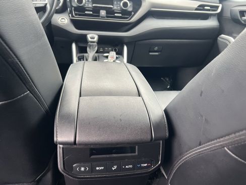 Used 2022 Toyota Highlander XLE image 15