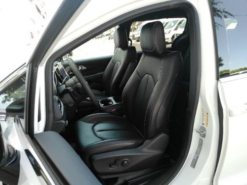 Used 2025 Chrysler Pacifica Select FWD image 16