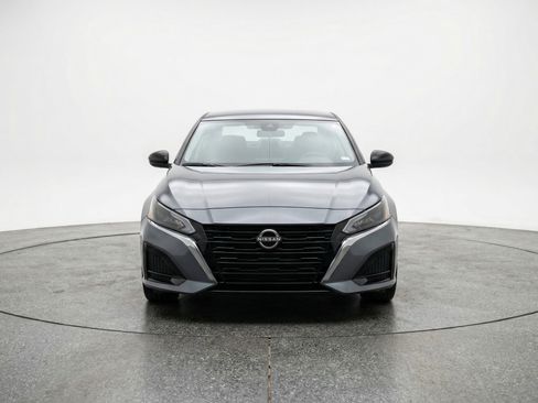 Used 2025 Nissan Altima 2.5 SV image 2