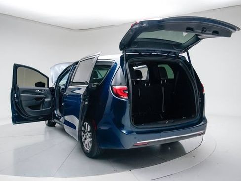 Used 2025 Chrysler Pacifica Select FWD image 19