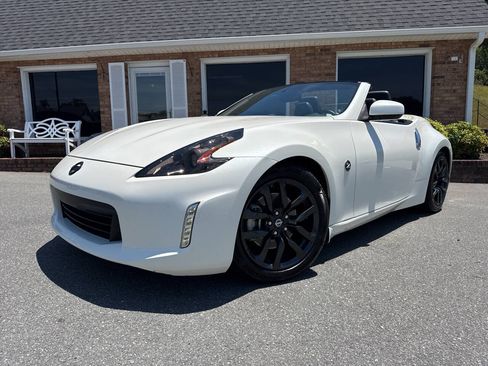 Used 2015 Nissan 370Z Touring RWD image 2