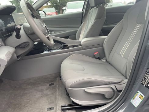 Used 2025 Hyundai Elantra SEL image 31