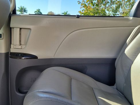 Used 2017 Toyota Sienna XLE Premium image 16