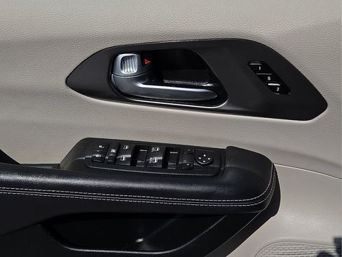 Used 2024 Chrysler Pacifica Touring-L FWD image 14