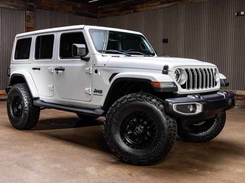 Used 2025 Jeep Wrangler Unlimited Sahara AWD/4WD image 1