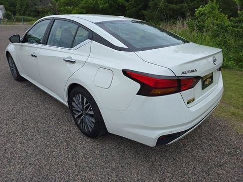 Used 2025 Nissan Altima 2.5 SV FWD image 3