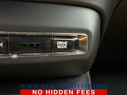 Used 2019 Volvo XC40 T5 Momentum image 32