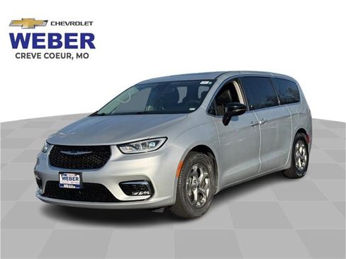 Used 2024 Chrysler Pacifica Limited image 1