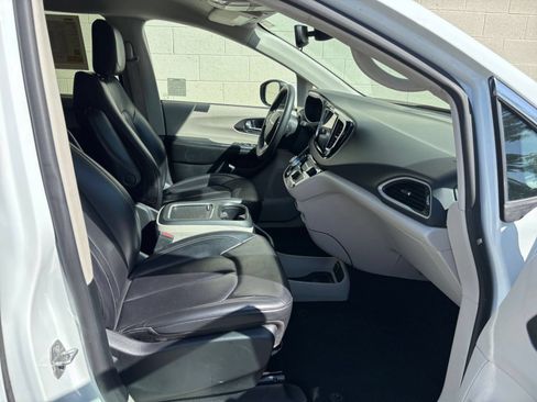 Used 2023 Chrysler Pacifica Touring-L FWD image 39