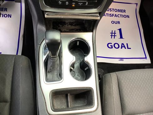 Used 2019 Jeep Grand Cherokee Laredo AWD/4WD image 22