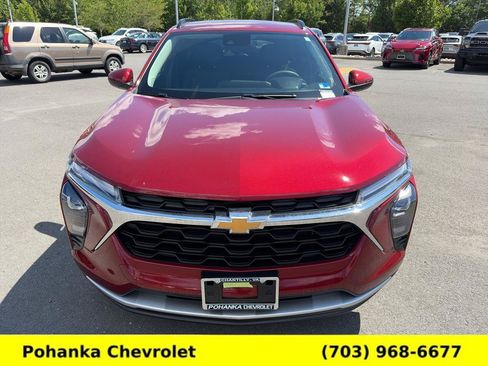Used 2025 Chevrolet Trax LT FWD image 2