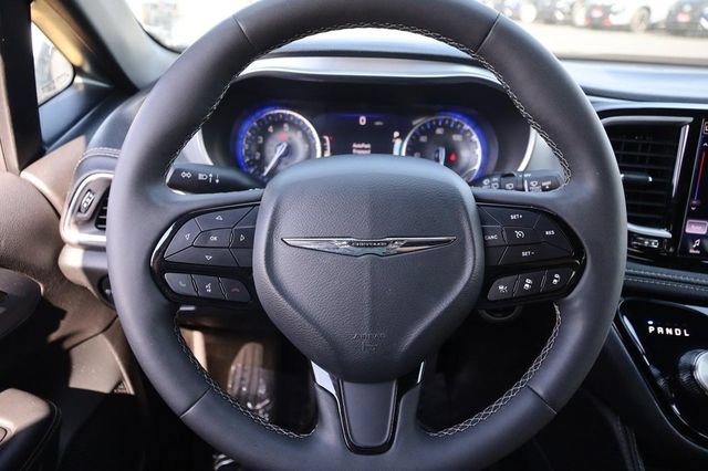 Used 2025 Chrysler Pacifica Limited FWD image 13