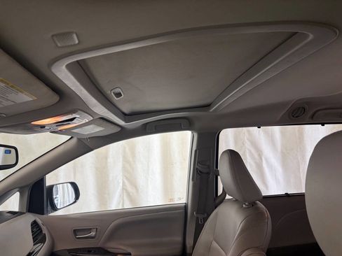 Used 2019 Toyota Sienna XLE FWD image 15