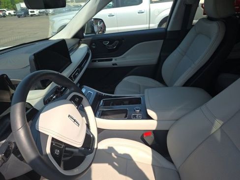 Used 2025 Lincoln Aviator AWD w/ Equipment Group 101A image 11