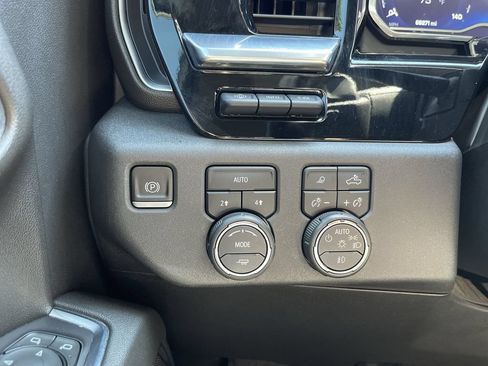 Used 2022 Chevrolet Silverado 1500 LTZ w/ LTZ Premium Package AWD/4WD image 18