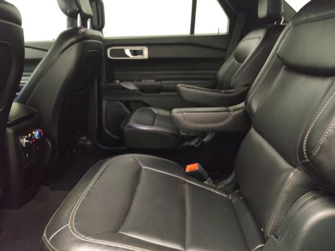 Used 2020 Ford Explorer XLT w/ Equipment Group 202A RWD image 18