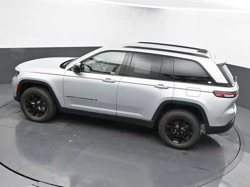 Used 2024 Jeep Grand Cherokee Altitude image 40