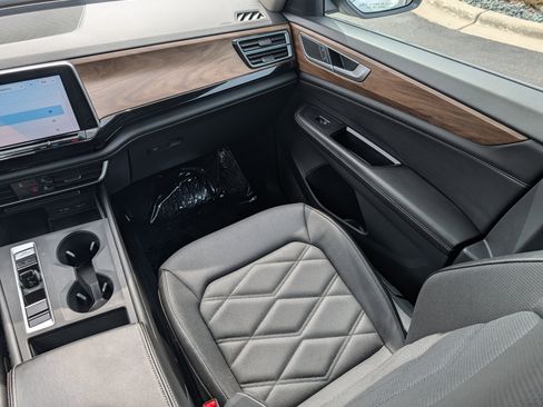 Used 2024 Volkswagen Atlas SE AWD/4WD image 11