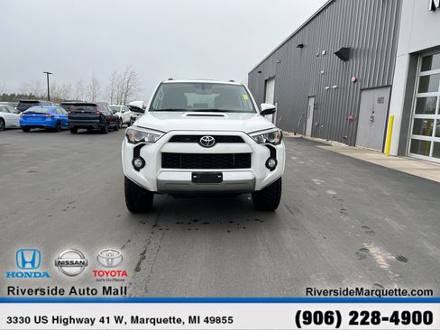 Used 2018 Toyota 4Runner TRD Off-Road Premium w/ Convenience Package AWD/4WD image 2