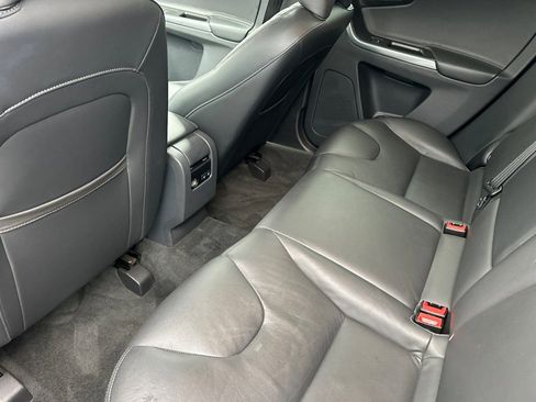 Used 2016 Volvo XC60 T5 Platinum image 4