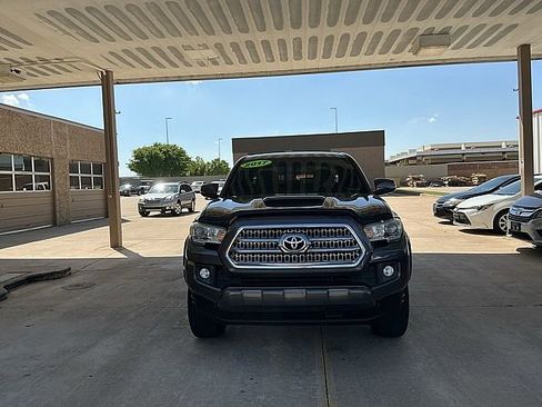 Used 2017 Toyota Tacoma TRD Sport w/ Premium & Technology Package RWD image 2