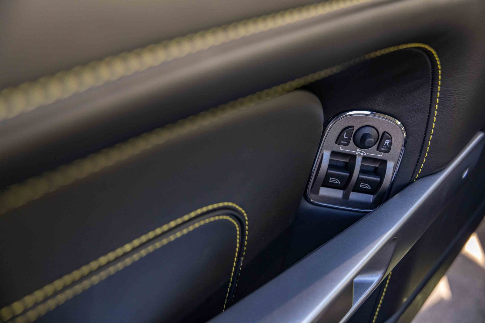 Used 2013 Aston Martin DB9 Volante RWD image 31