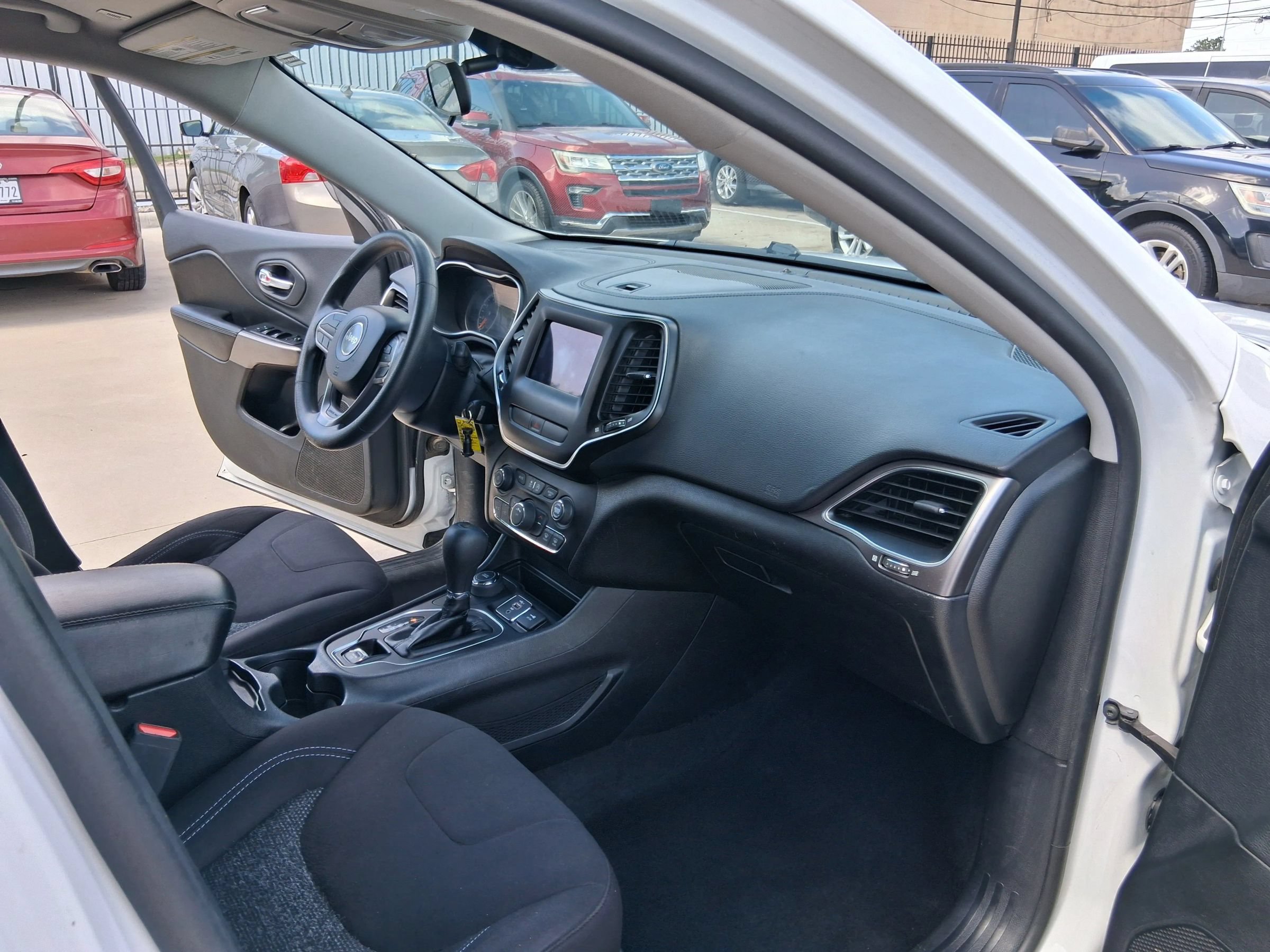 Used 2019 Jeep Cherokee Latitude w/ Popular Appearance Group AWD/4WD image 38
