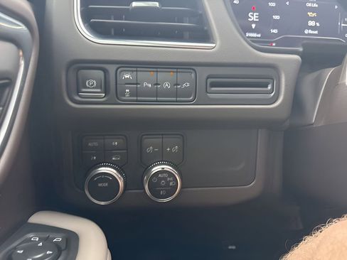 Used 2022 GMC Yukon XL SLE w/ Gmc Pro Safety Plus Package AWD/4WD image 9