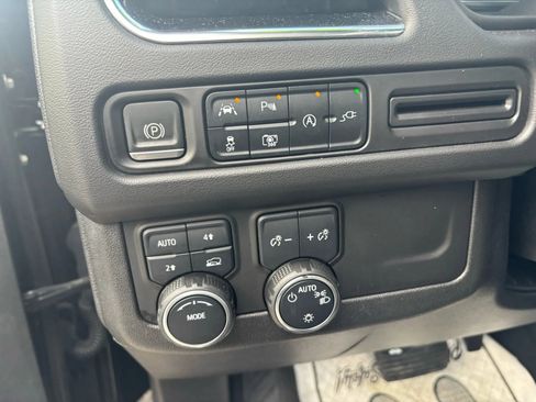 Used 2022 Chevrolet Suburban LT w/ Luxury Package image 16