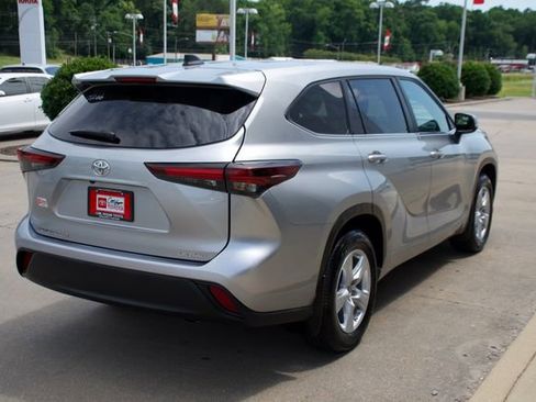 Used 2024 Toyota Highlander LE AWD/4WD image 5