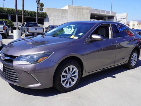 Used 2017 Toyota Camry LE FWD image 4