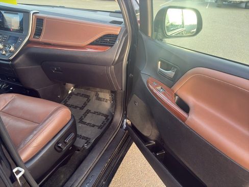 Used 2017 Toyota Sienna Limited Premium image 29