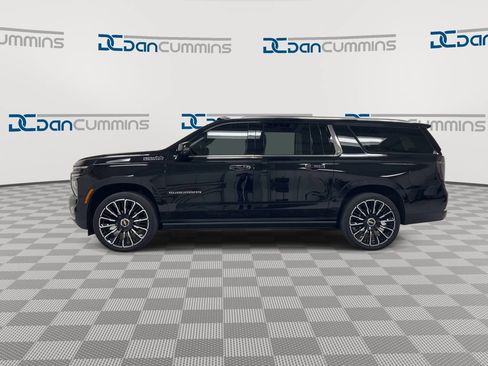 Used 2025 Chevrolet Suburban High Country AWD/4WD image 5