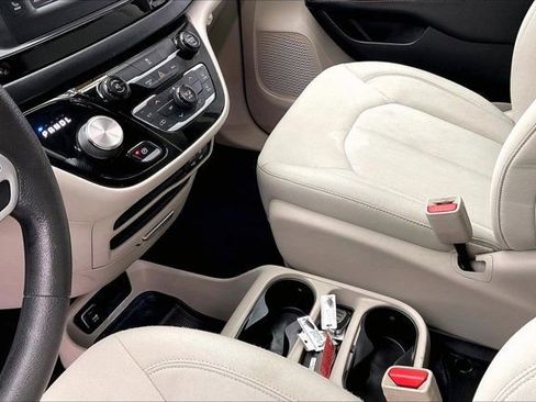 Used 2017 Chrysler Pacifica LX image 17