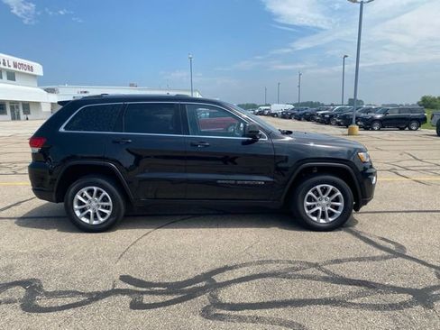 Used 2021 Jeep Grand Cherokee Laredo AWD/4WD image 2