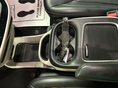 Used 2023 Chrysler Pacifica Touring-L FWD image 21