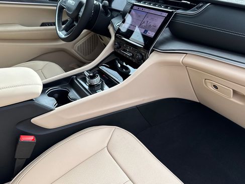 New 2025 Jeep Grand Cherokee L Limited w/ Luxury Tech Group II image 16