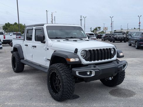 Used 2024 Jeep Gladiator Sport AWD/4WD image 3