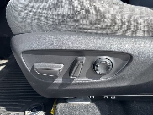 Used 2022 Toyota Venza LE image 25