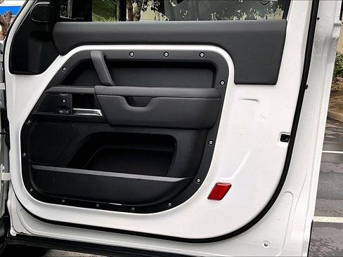 Used 2025 Land Rover Defender 90 X-Dynamic SE image 26